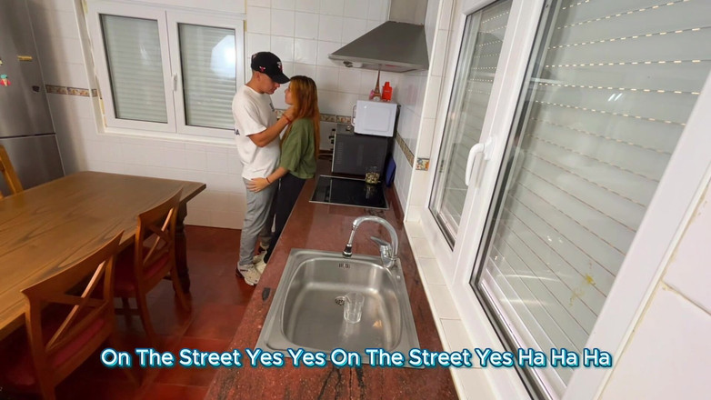 Labestiaylabella: Kåt flickvän knullas i köket och får sperma på fötterna