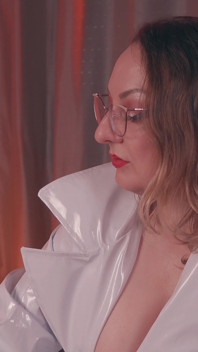 Handjob dalam sarung tangan kulit daripada MILF yang ketat, femdom untuk seorang hamba yang habis dari kongkek. Puan bertetek besar dalam baju hujan Pvc.