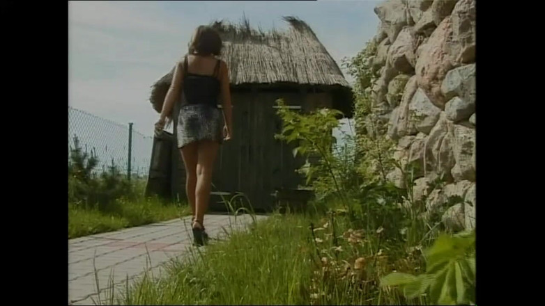 Bizzarre World: 熟女和熟女在浴室里被大鸡巴操菊花和阴户（完整电影）