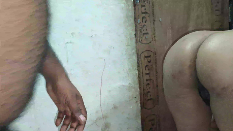 Desistar: インドカップルのプライベートな瞬間