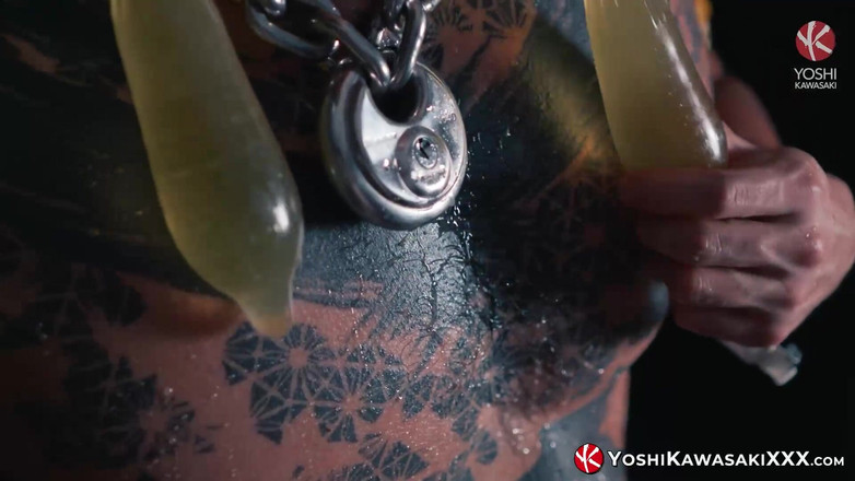 Yoshi Kawasaki XXX: Yoshikawasakixxx - извращенная Yoshi Kawasaki пьет свою собственную мочу