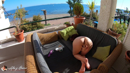 Cherry Lips: Ich berühre mich auf dem Balkon mit Personen in der...