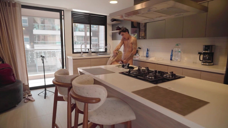 Cata Sanchez: 継娘は私が彼女の大きなペニスの彼氏とセックスしていることを知っていて、バイセクシュアルのスリーサムを誘ってくれました!