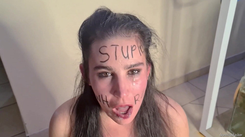 domslutfucker: Dumme hure, halsfick, gesichtsfick, klatschen und spucken. Gesicht pissen