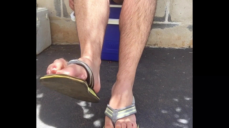 Manlyfoot: Sandal jepit yang usang / thongs menampar ke kaki pria bugilku...