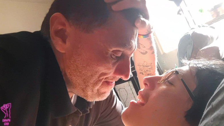 Lymph Guy: डैडी घर पर अकेले होने पर अपने लड़कों का लंड चूसते हैं