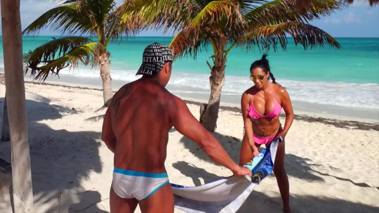 Pelona Squirter Queen: Gali Diva at the beach