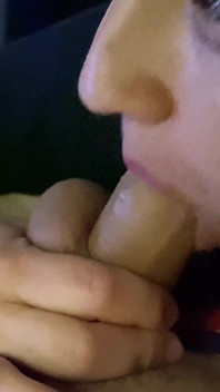 美女喜欢看电影并吮吸鸡巴