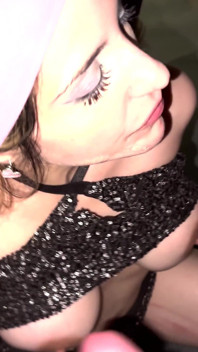 Youtuber argentinian suge penisul a doi străini într-un lift în timpul unei petreceri
