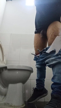 Sokak banyosunda mastürbasyon ve işeme