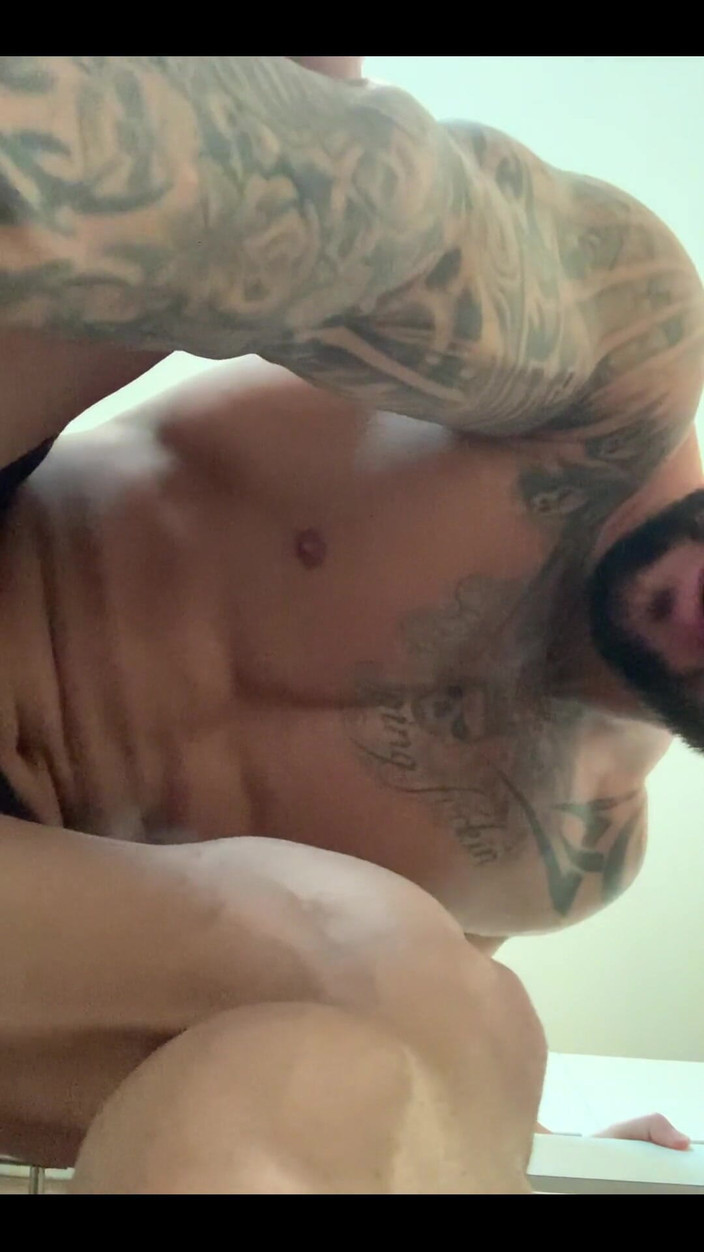 Jasons feet: Raksasa menghancurkan kota kecilmu