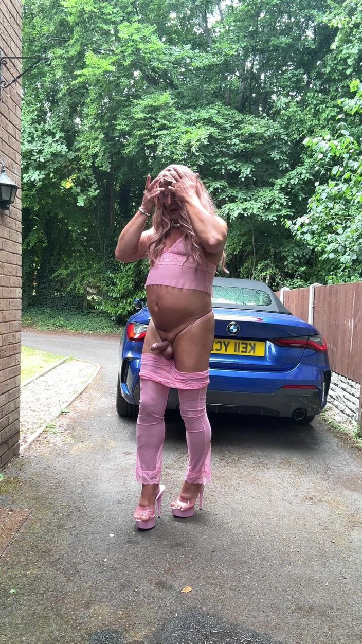 Kellycd2022: Seksowny Crossdresser Kellycd2022 w różowym stroju i szpilkach