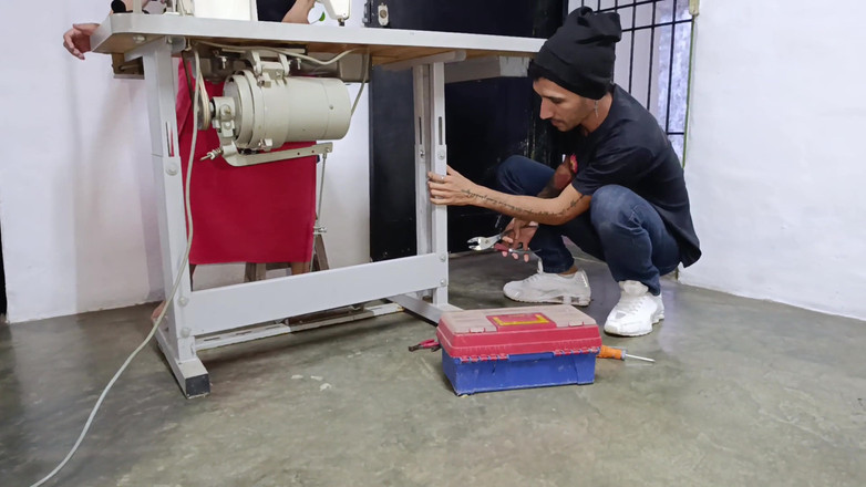 Queensofthefeet: Terwijl ik het pedaal van mijn slipje naaimachine intrap, kijkt...