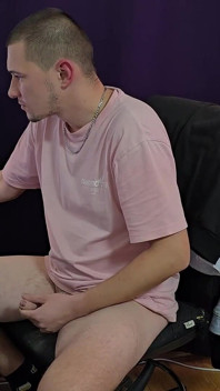 Nadržený chlap masturbuje při sledování porna až do orgasmu, stříká do šálku a jí své vlastní sperma