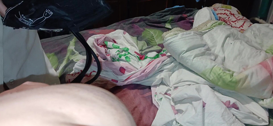 Lesbian-candys: Eine sexy brünette krankenschwester hat uns mit orgasmen geheilt