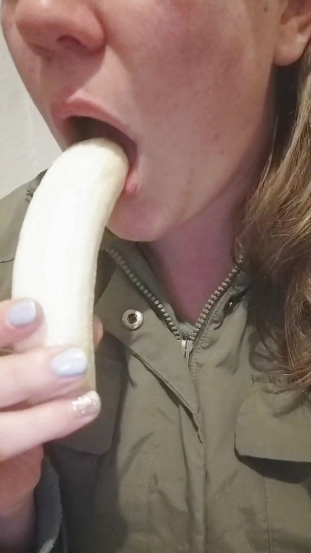 The Blue Eyed Fairy: केला चूसना क्लोज अप