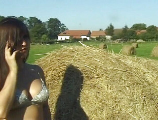 Flash Model Amateurs: Sexy brünette mit dicken möpsen in erotischer outdoor-szene