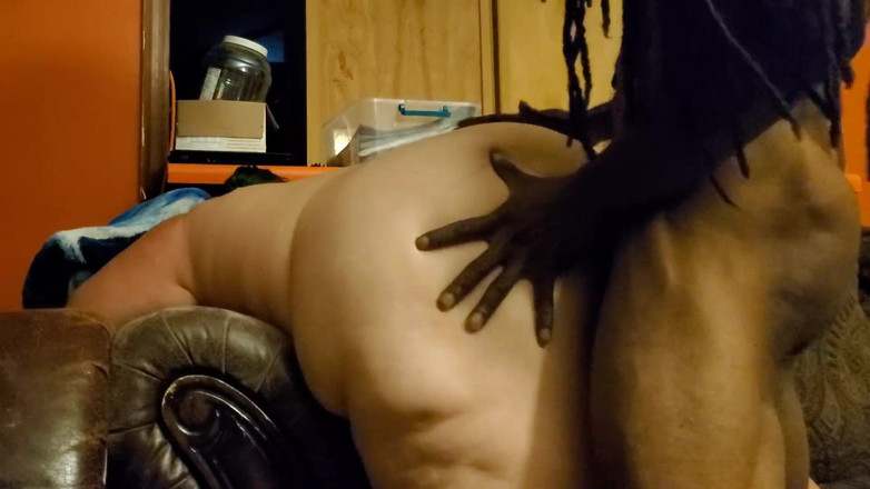 WeFuckinRight: セクシーな白人ぽっちゃり系とファットお尻がソファに曲がり、後背位でファックされたBBCによる