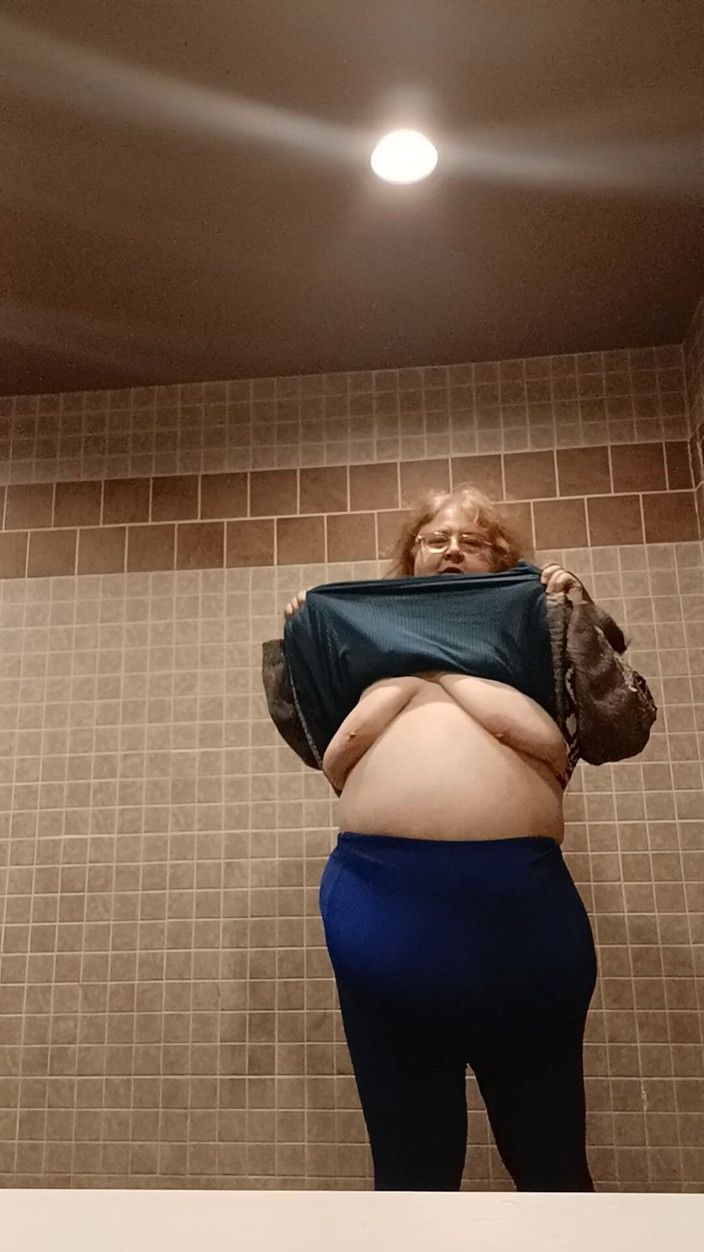 BBW nurse Vicki adventures with friends: Shh不要说我在一个餐厅的洗手间里很淫荡