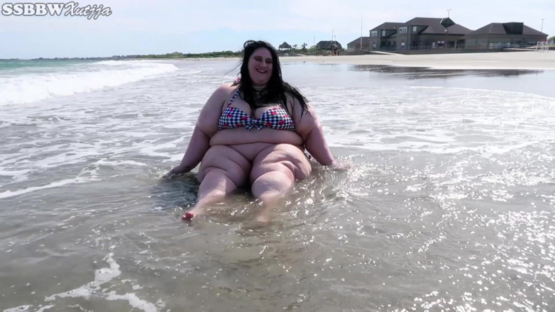 Xutjja: Publicly Fat at the Beach