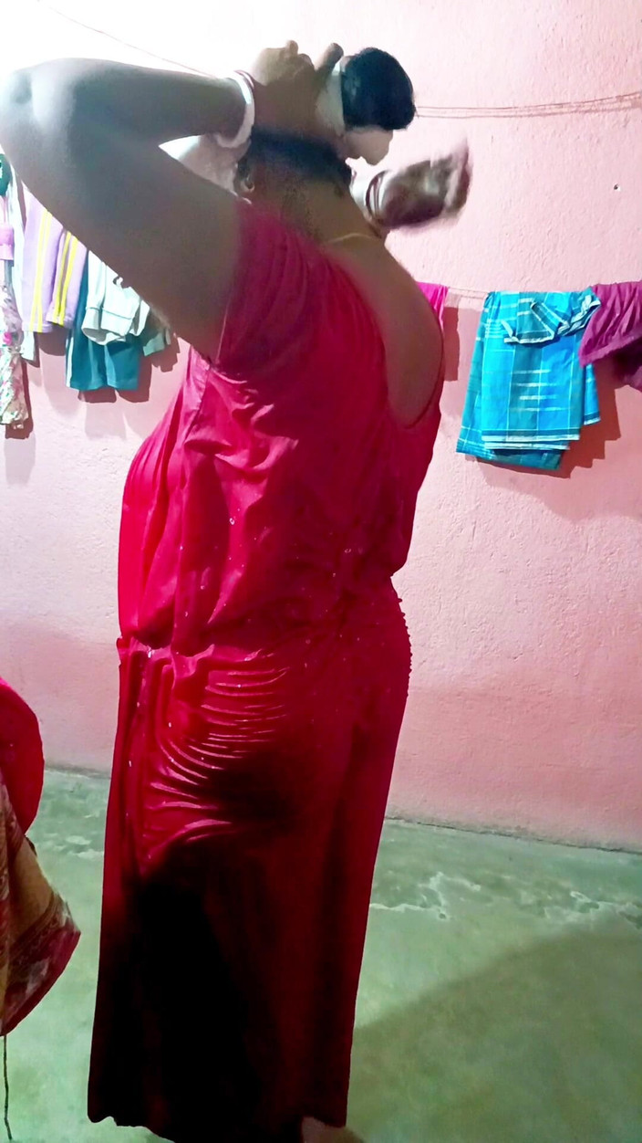 Pakhi0705: Sari banyodan sonra düşüyor