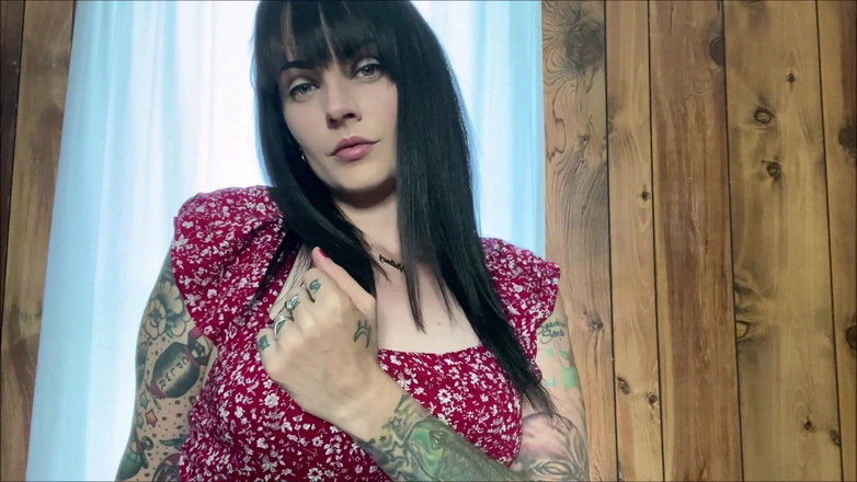 Miss Morticia: Daisy rossa profonda