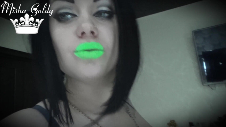 Goddess Misha Goldy: Neongrüne lippenstift-sklavin verehrt