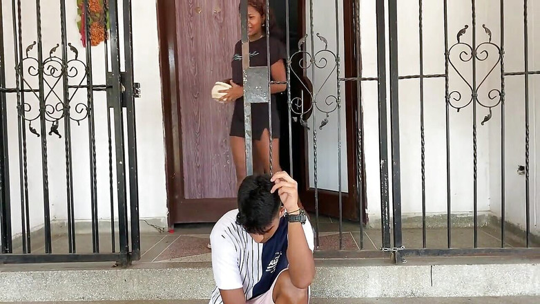 Mariaa: Je joue sous le porche avec ma demi-sœur à des défis...