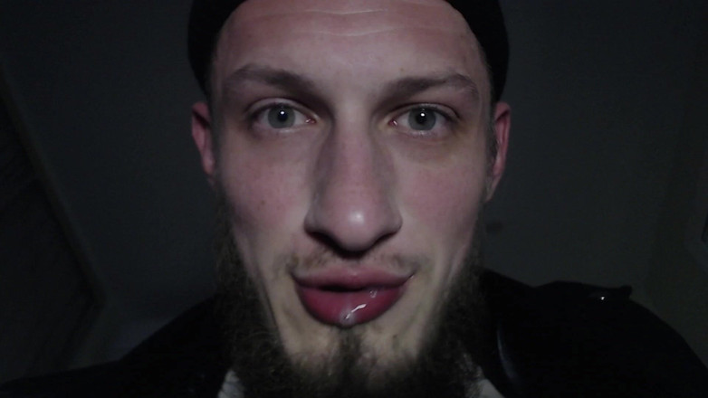 Hunky time: 爸爸丰满的嘴唇喂食口水