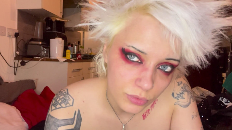 Glitterqueen1999: 3 nuovi video dove fumare in topless