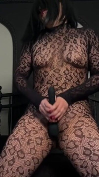 Huge Ass Gets Squirts on Her Feet / Astarioth