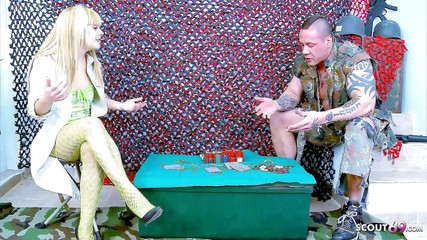 Full porn collection: Сексуальна худа тінка Джейклін трахається з солдатом після гри в покер