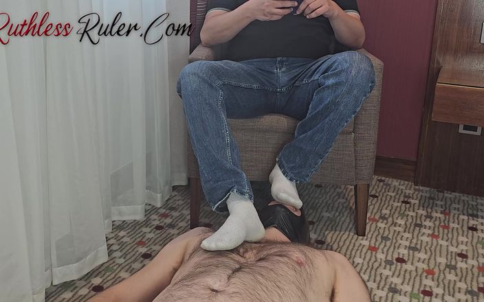 Ruthless ruler - maledom: Ochtend voeten en spuug licker mannelijke slet