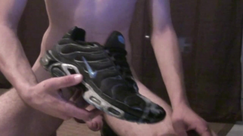 Sneaker gay: Masturbation sniffing sneakers