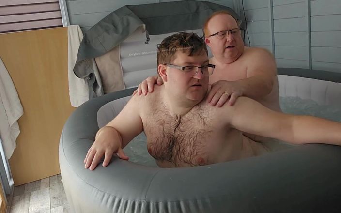 brummieboi89: 자쿠지에서 털이 무성한 곰을 따먹는 아빠