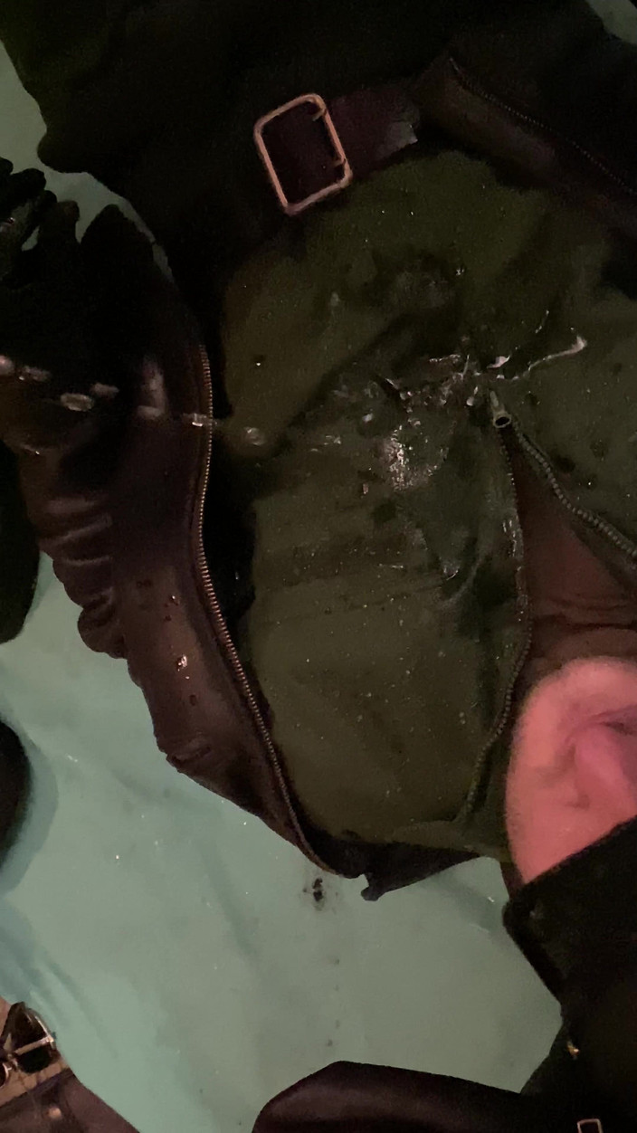 KinkySirius: 俄罗斯军人向淫荡警察撒尿