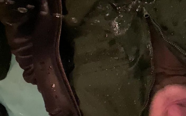 KinkySirius: Rus askeri adam sapık polis memurunun üstüne işiyor