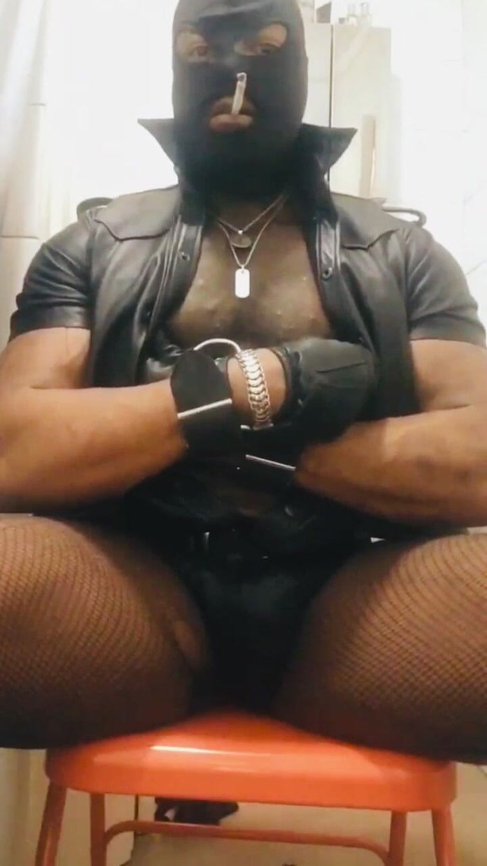 Black mature kinky muscle: Deri kaslı sözlü duman seansı