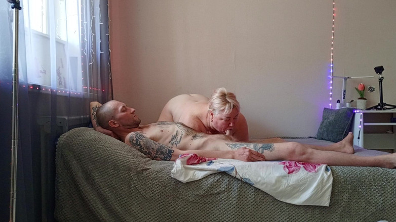 Zona901: Seorang kawan ternampak saya melancap batang saya dan mula menghisapnya...