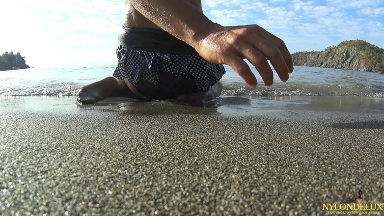 Nylondelux: 공공 해변에서 즐기는 Nylon Fun