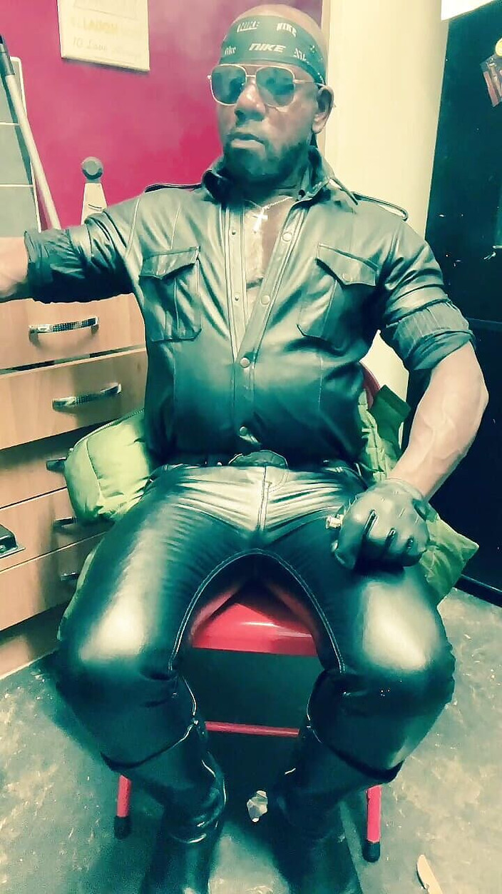 Black smoking muscle stepdad: Rokende zwarte leren man