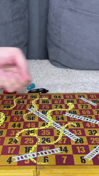 Machen Sie sich bereit für einige intensive Strip Snakes & Ladders-Spiele