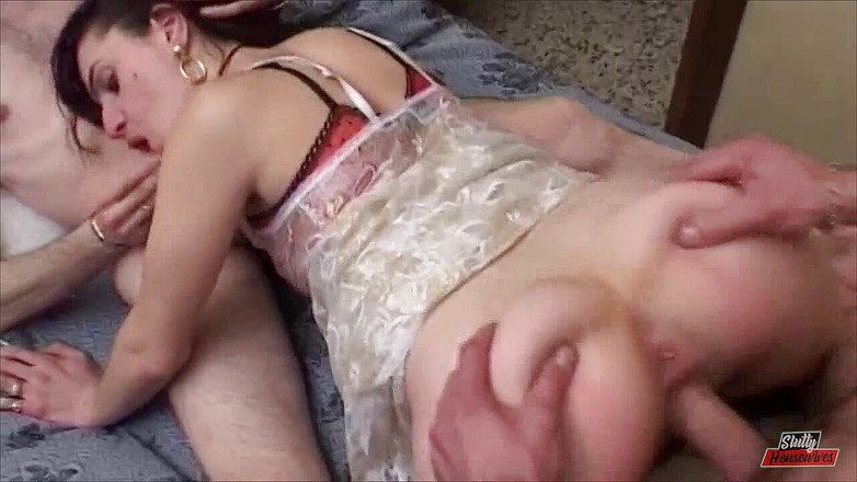 Vere Casalinghe Italia.: Sementara aku mengisap kontolnya, aku masturbasi dan basah kulum kenikmatan