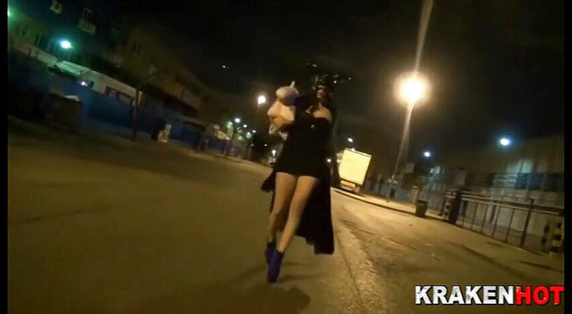 Krakenhot: Cosplay milf en una escena bdsm con un hombre extraño