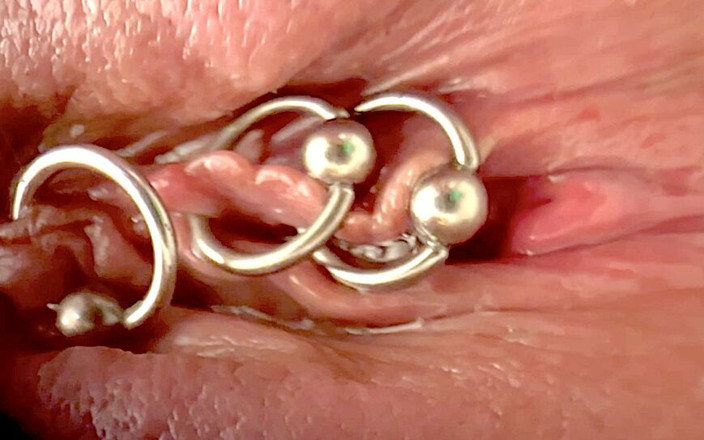 Aqua Pola: Ekstremalne zbliżenie pocieranie mojej przebitej łechtaczki pędzlem do makijażu i ogromny...