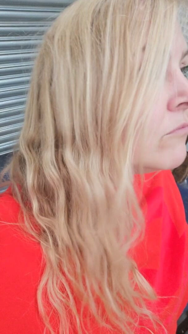 Kitty Queen: Kiity Queen plaagt en pronkt in het magazijn. Blonde rijpe...
