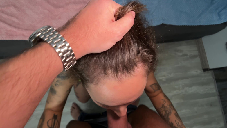 LeoCasanova: Minha vizinha veio pedir água, mas ela acabou chupando meu pau