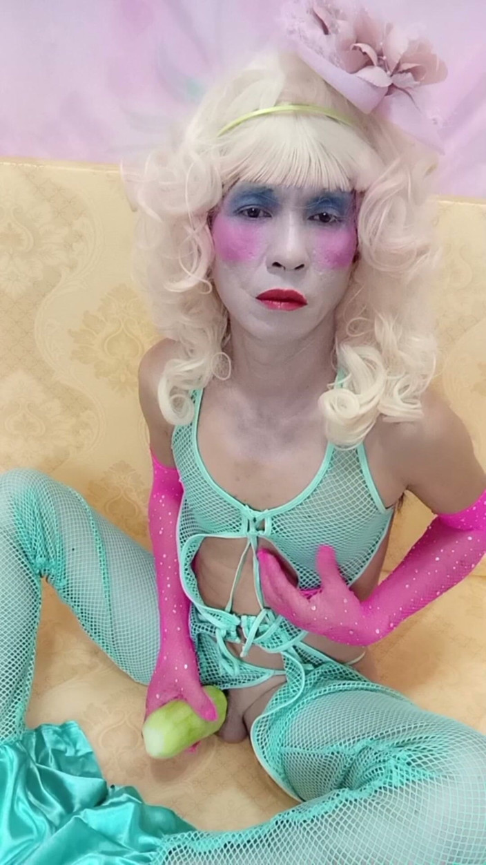 nguyen dang thien tri: 인공 캔을 가지고 노는 섹시한 옷을 입은 Oanh Le Transgender