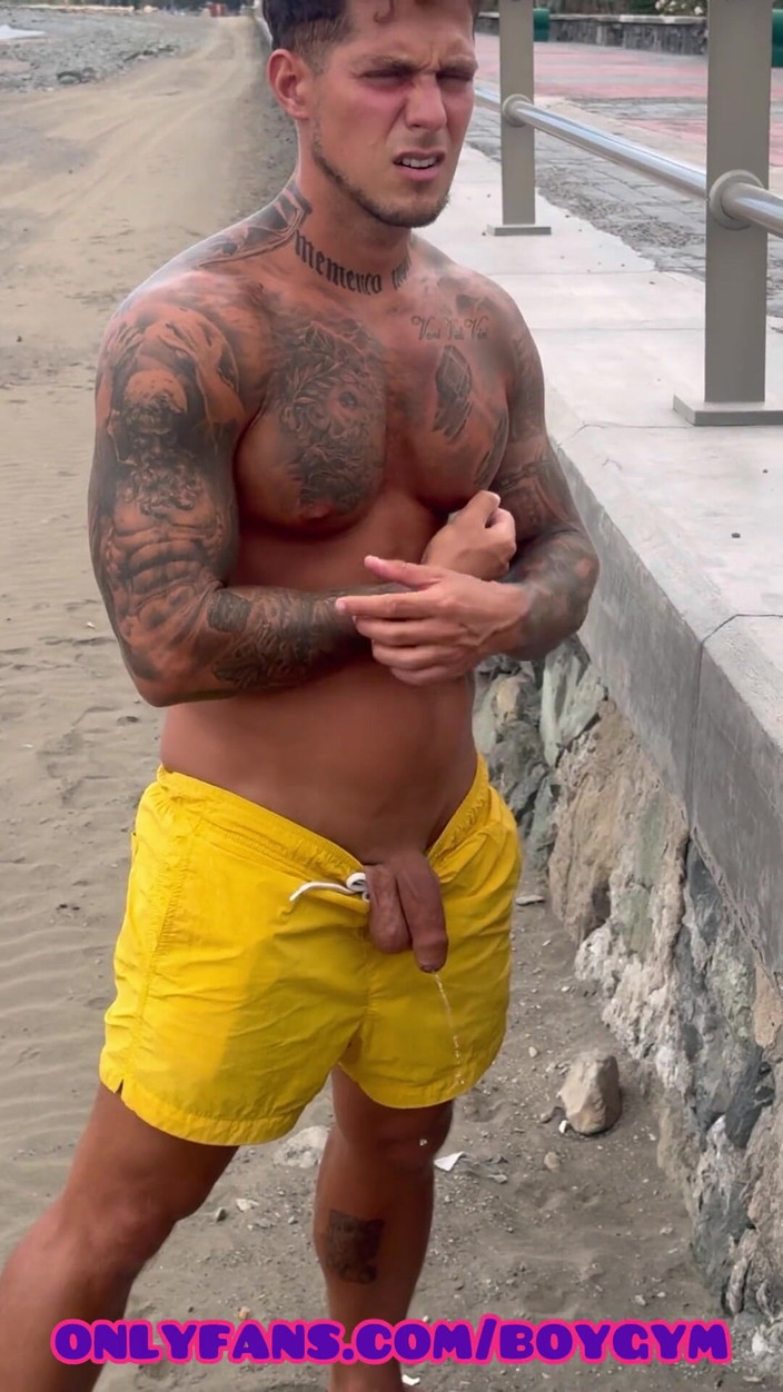 BoyGym: Kencing di jalan dan mainin pentilnya