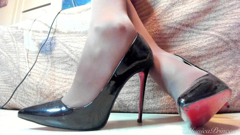 Princess Monica: Huấn luyện nô lệ chân trong đồ ni lông và giày...